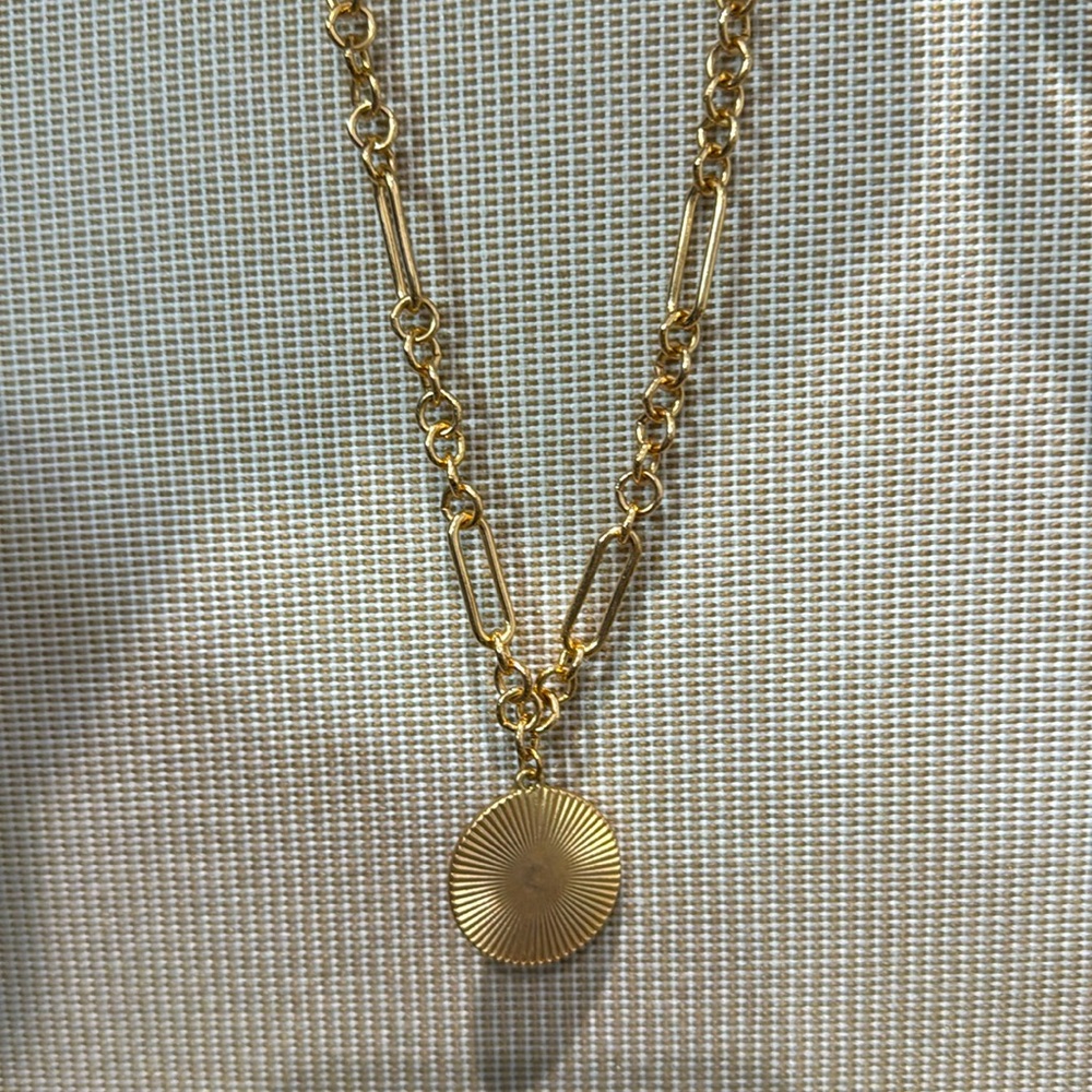 Alora Necklace Gold Pendant Medallion
